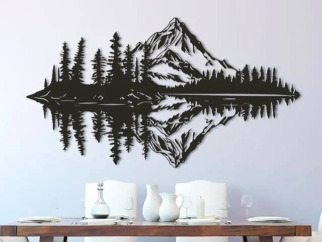 Décoration murale en bois découpé au laser représentant un paysage de montagne et de forêt avec reflet sur un lac, design artisanal CraftLasArt