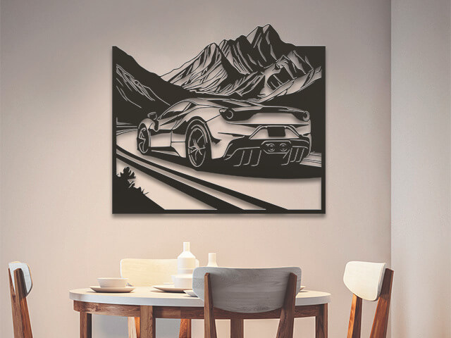 Décoration murale en bois découpé au laser représentant une voiture de sport devant un paysage de montagne, création artisanale CraftLasArt