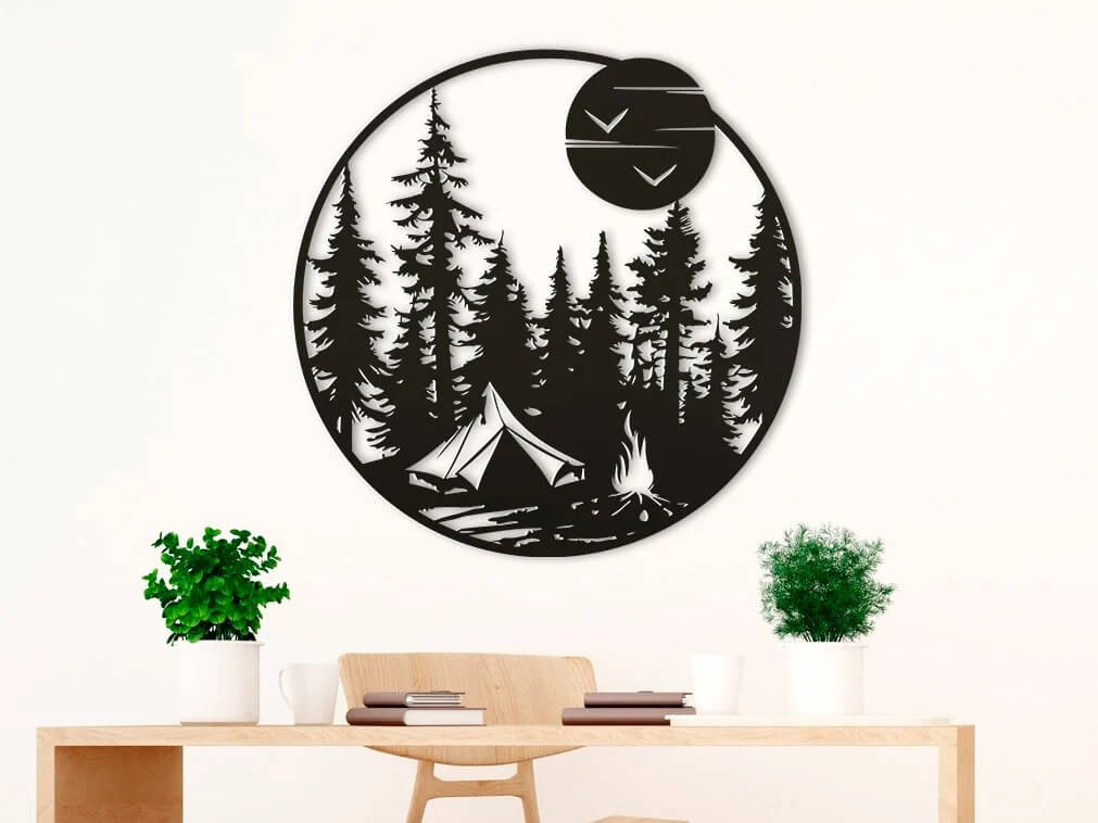 Décoration murale ronde en bois découpé au laser représentant une forêt avec tente de camping, création artisanale CraftLasArt